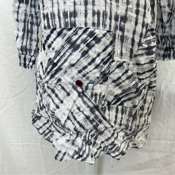 TERRA by SJ Apparel blouse with eclectic details. - Picture 3 of 10